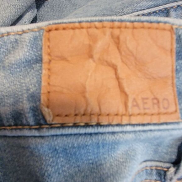 Aero Low Rise Slightly Distressed Light Wash Skinny Jeans Size 4 - Picture 5 of 6